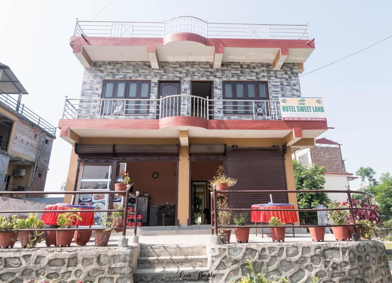 Hotel Sweetland Sauraha Exteriör bild