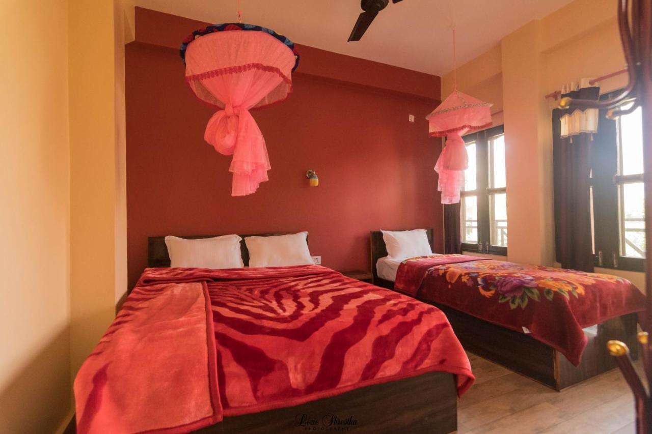 Hotel Sweetland Sauraha Exteriör bild